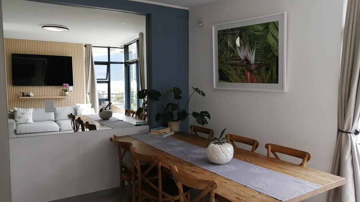 Apartment With Magical Mountain And Sea Views Cape Town